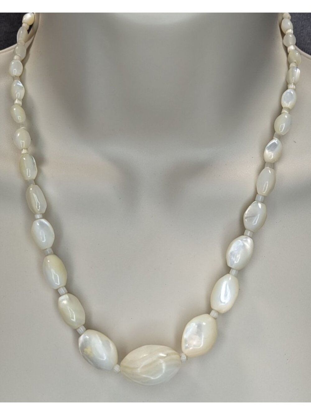Boho Vintage Mother of Pearl Graduated Beaded Necklace White Iridescent Shell Je